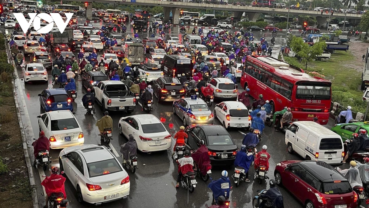 Torrential rain causes traffic chaos in Hanoi